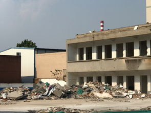 工业南路化纤厂路交叉口西100米附近渣建筑垃圾堆覆盖不全